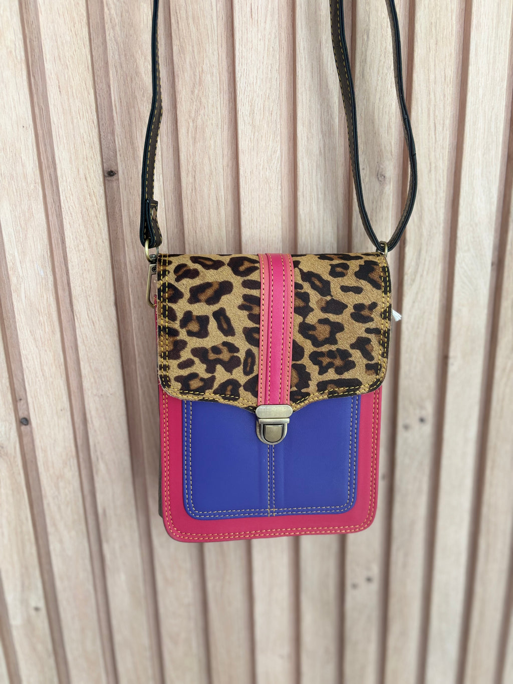 Leren crossbody tas met luipaardprint en roze en blauwe leren accenten