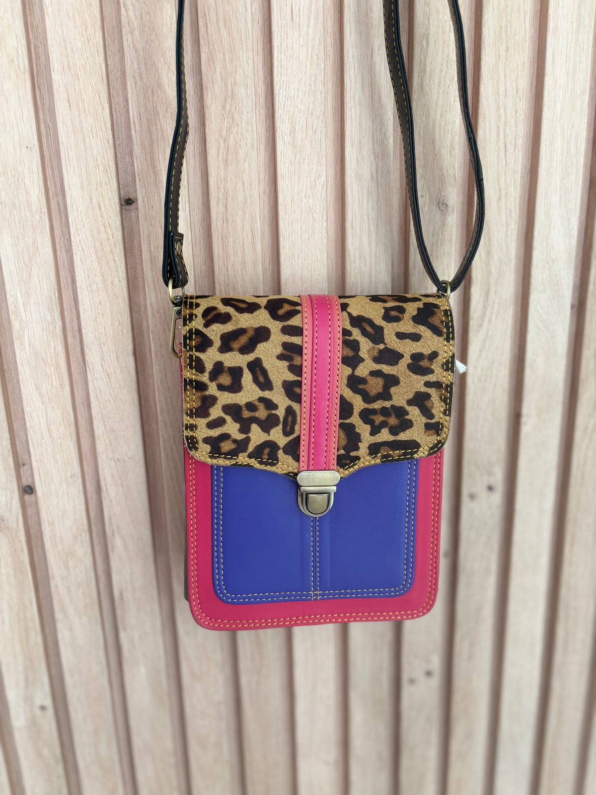 Leren crossbody tas met luipaardprint en roze en blauwe leren accenten