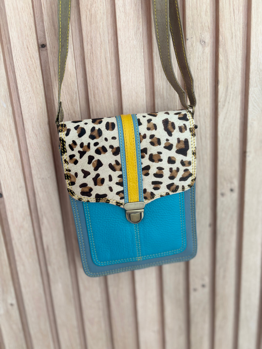 Leren crossbody bag met luipaardprint, turquoise leer en gele en blauwe accenten