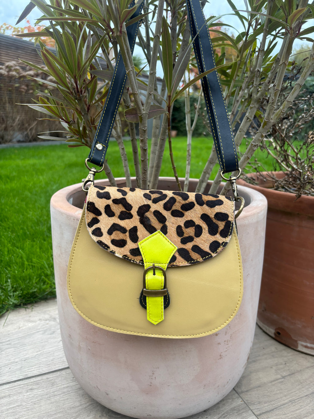 Leren tas met luipaardprint met accentgesp