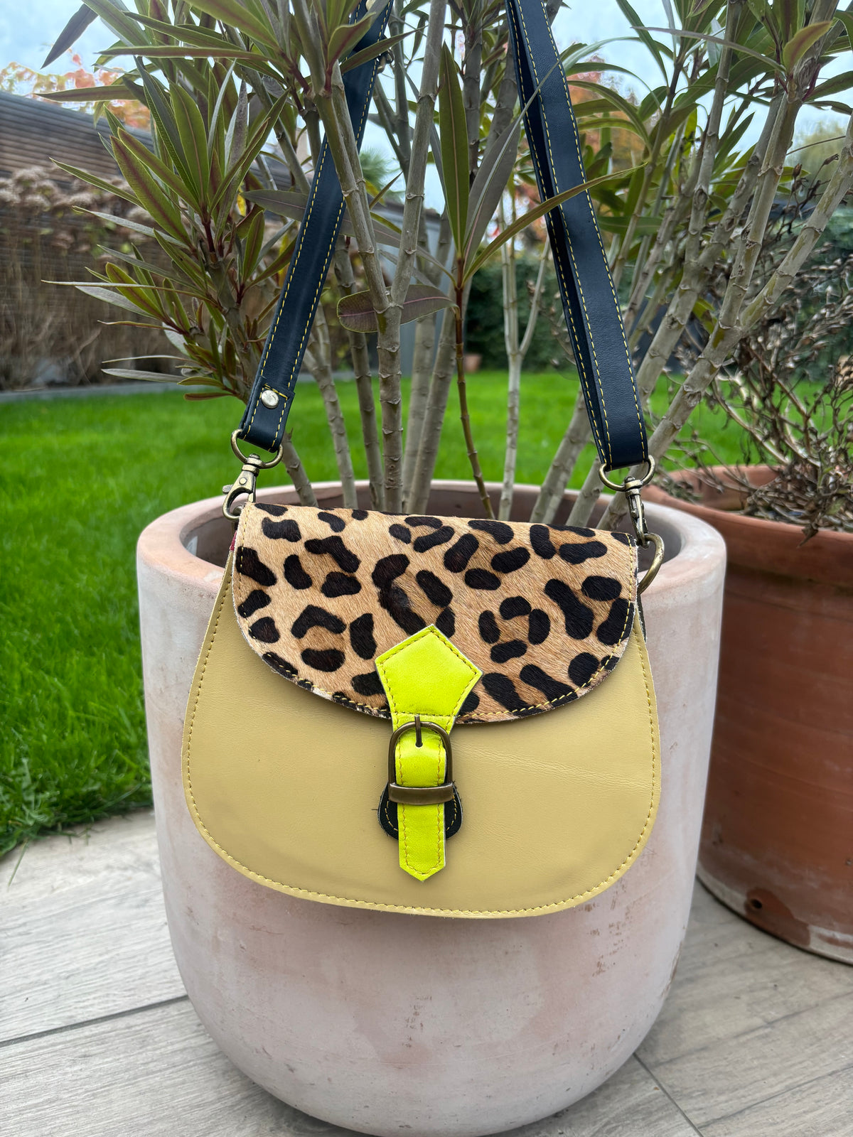 Leren tas met luipaardprint met accentgesp