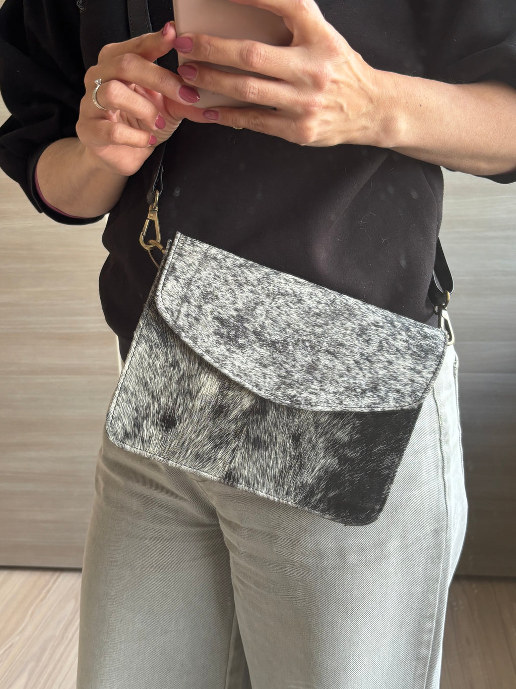 Leren tas met koeienprint - zwart/grijs
