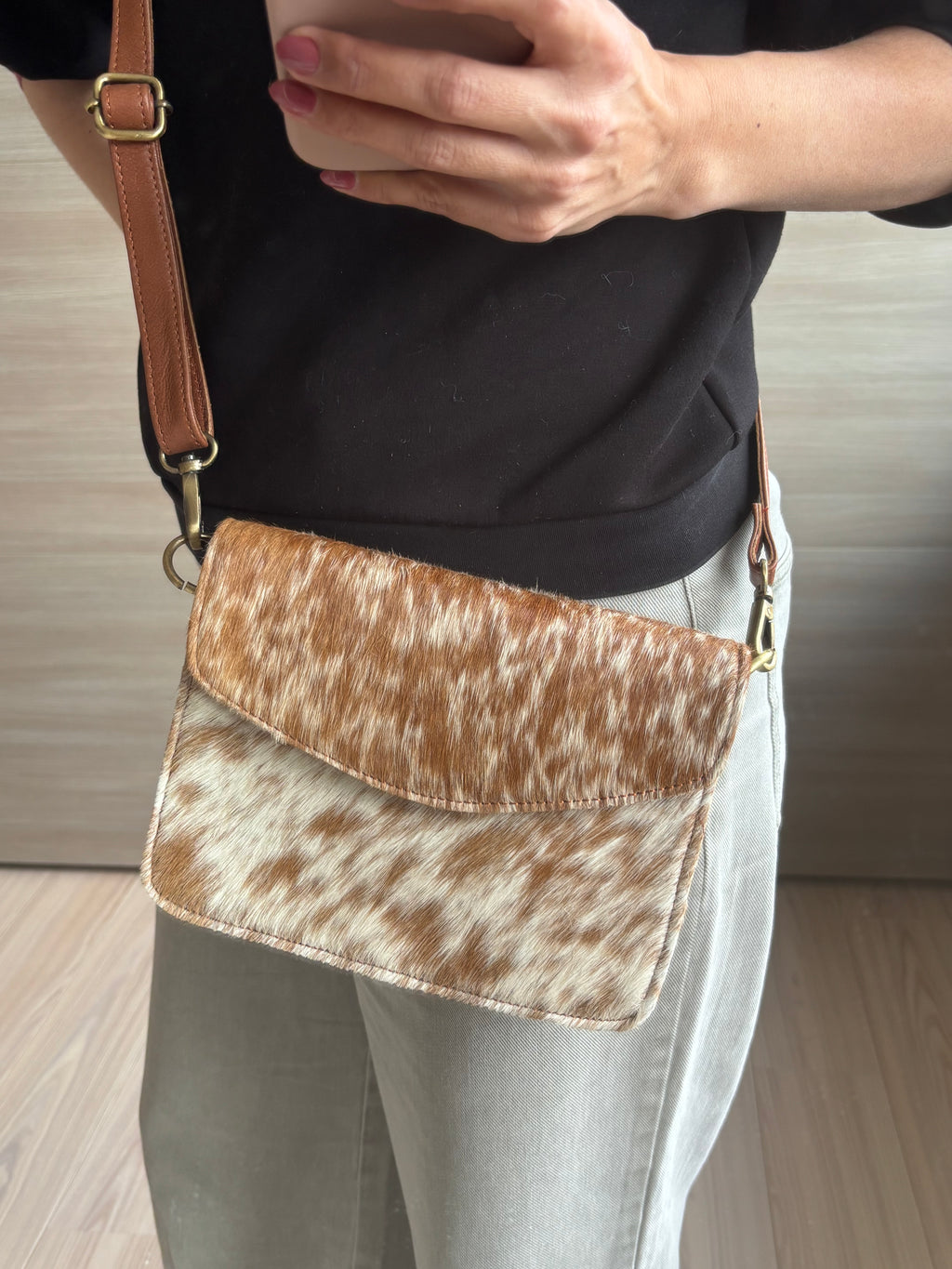 Leren tas met koeienprint - bruin/wit
