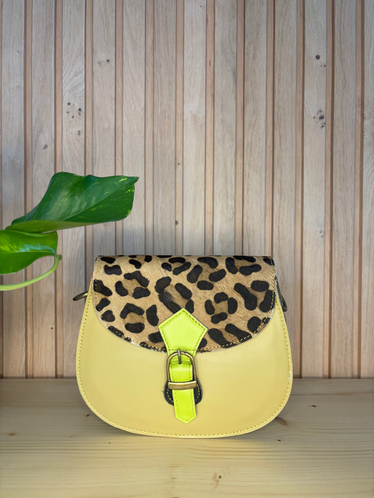 Leren tas met luipaardprint met accentgesp