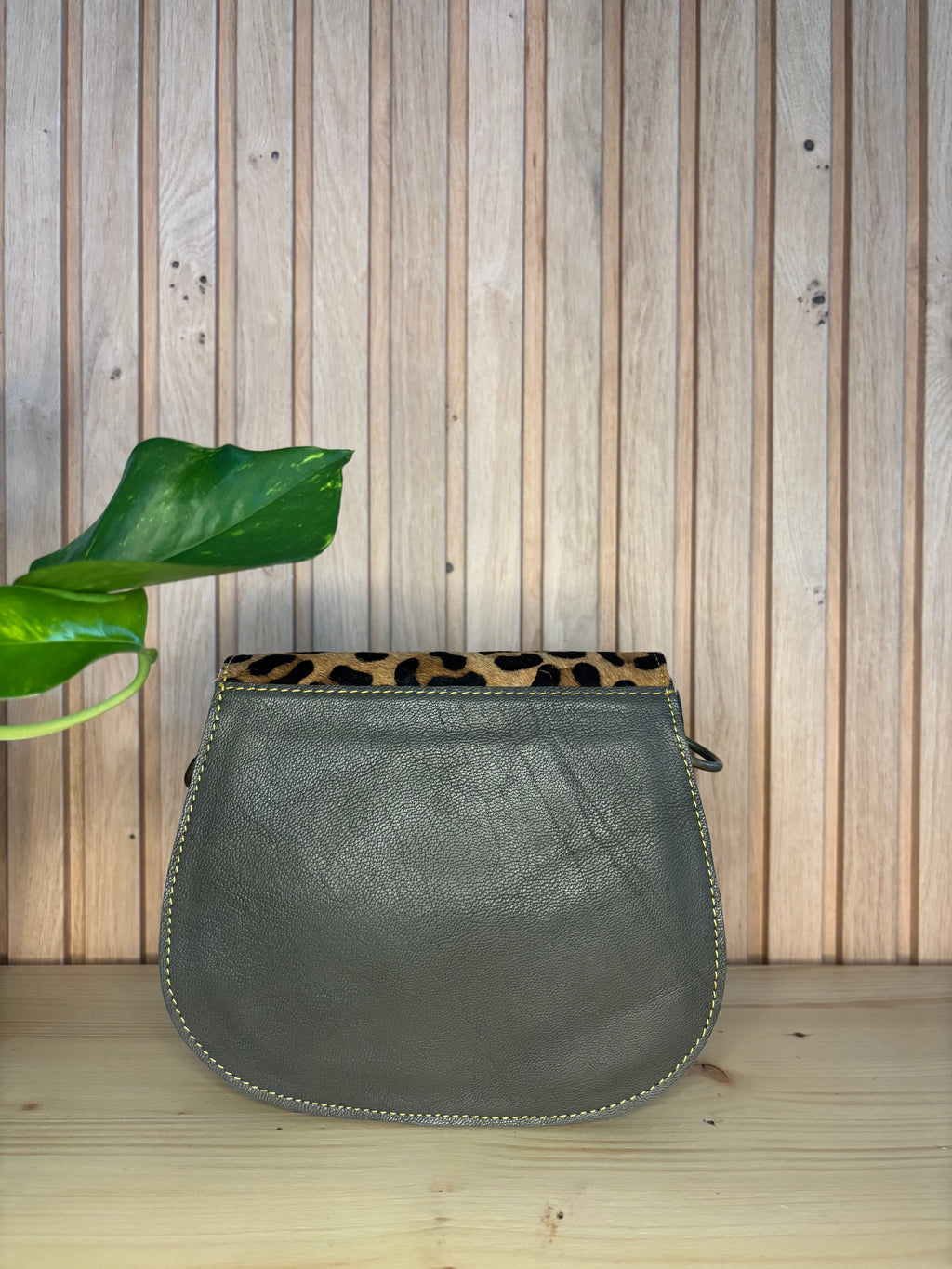 Leren tas met luipaardprint met accentgesp
