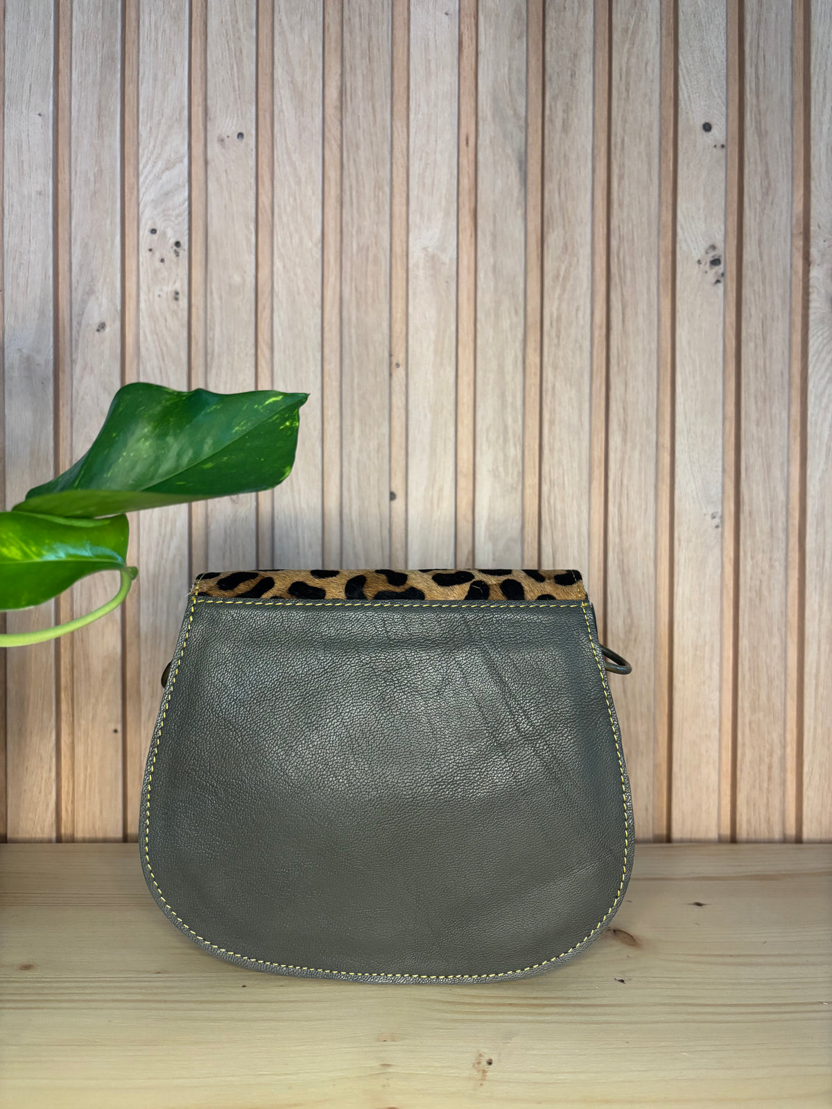 Leren tas met luipaardprint met accentgesp