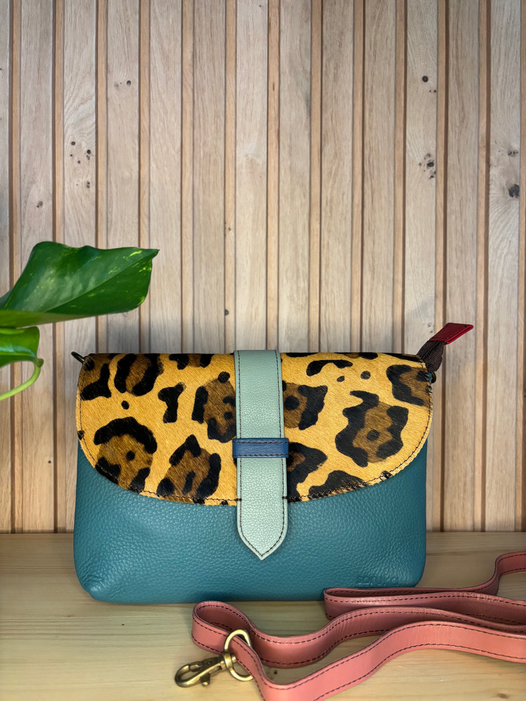 Leren tas met luipaardprint en gesp - blauw