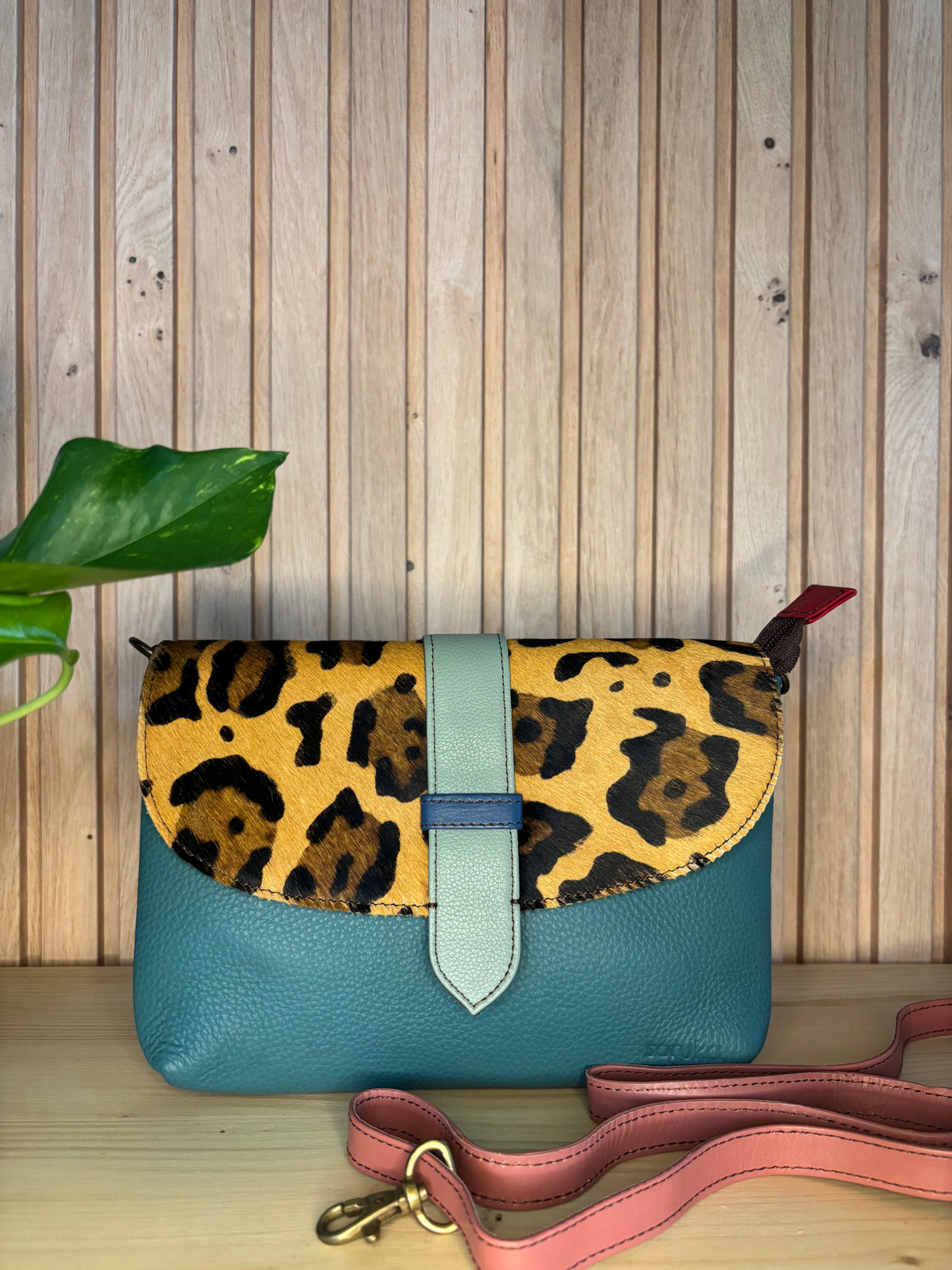 Leren tas met luipaardprint en gesp - blauw