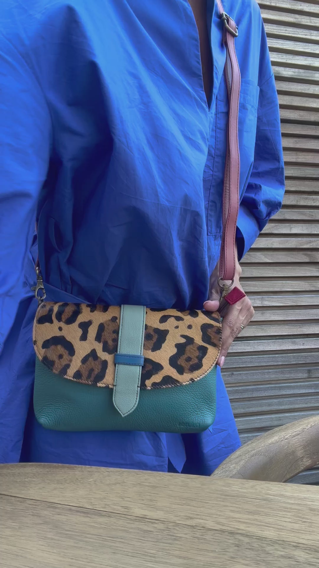Leren tas met luipaardprint en gesp - blauw