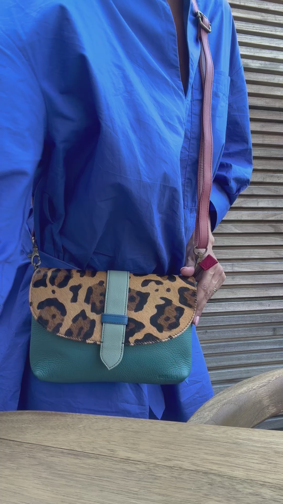 Leren tas met luipaardprint en gesp - blauw